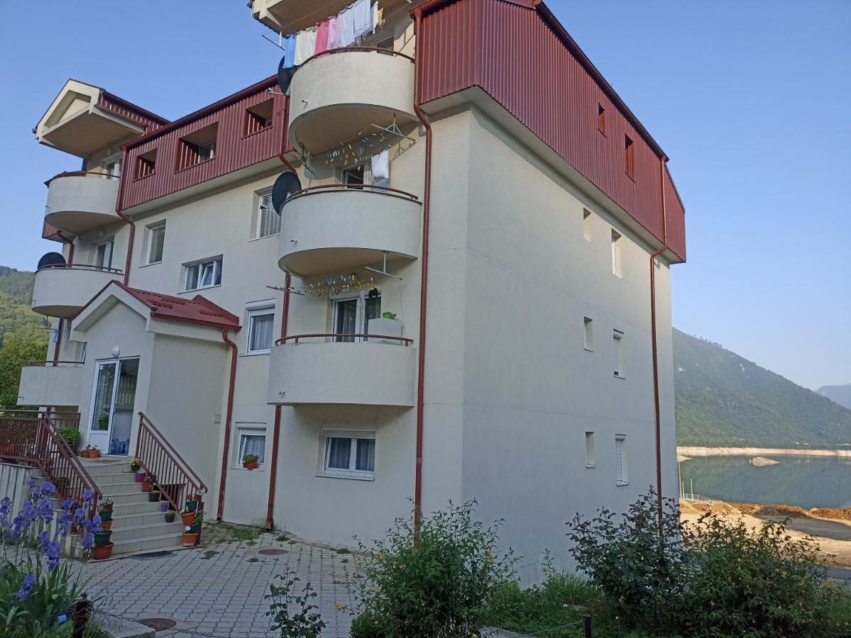 Apartment Lake Story Pluzine Luaran gambar