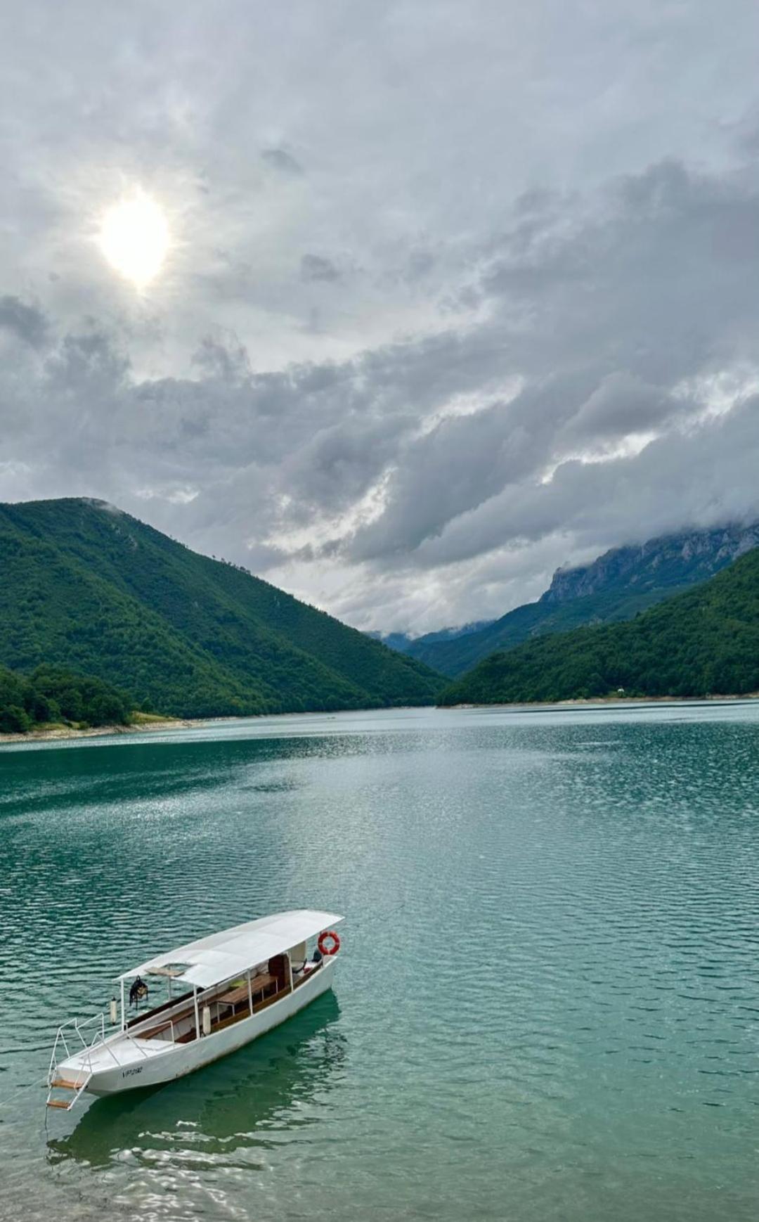 Apartment Lake Story Pluzine Luaran gambar