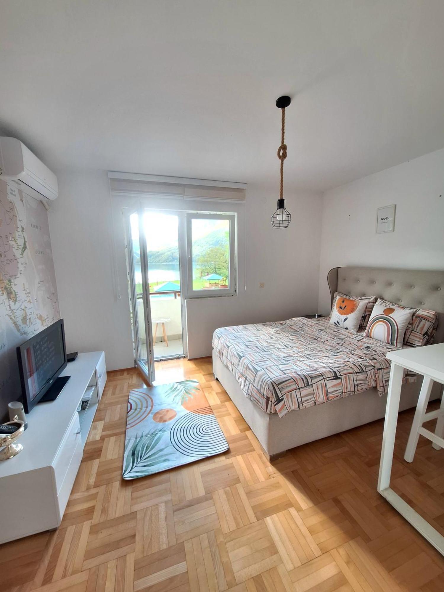 Apartment Lake Story Pluzine Luaran gambar
